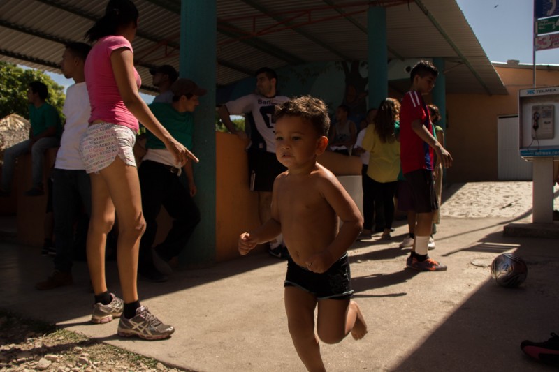 A two-year old boy from Honduras plays in the afternoon light at Albergue La 72 in Tenosique, Tabasco. Photo by Gabriela Bortolamedi.