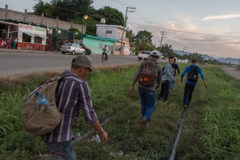 Honduran migrants on their way to Albergue La 72 in Tenosique, Tabasco. Photo by Gabriela Bortolamedi.