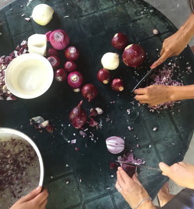 Chopping onions at 'La 72.' Tenosique, Tabasco. Photo by Tamara Skubovius.